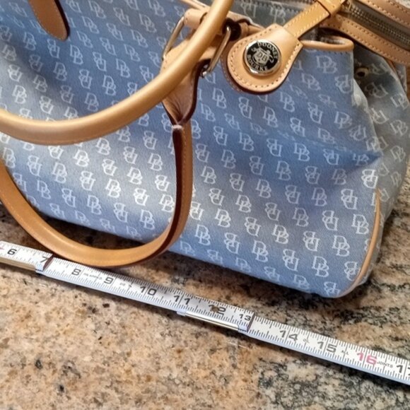 Dooney & Bourke Signature Buckle Satchel Tote w/wristlet. - Picture 5 of 16